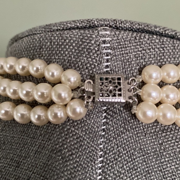 Simulated Pearl triple strand choker Necklace - Picture 3 of 4